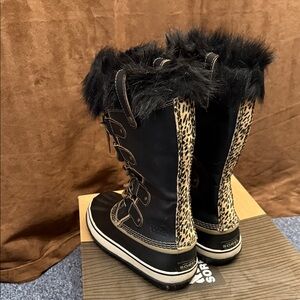 NWT Women’s Sorel Joan of Arctic Safari Edition, Size 8